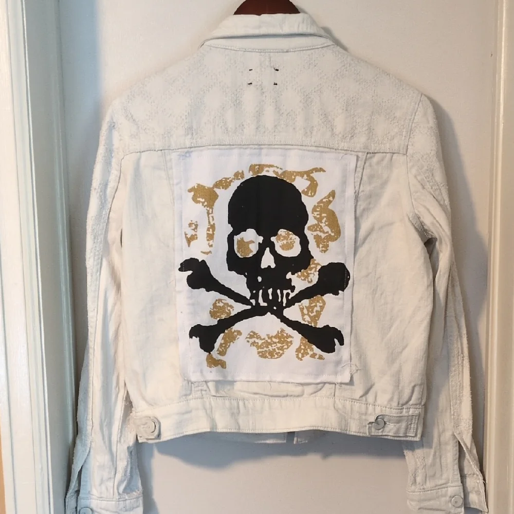 Skull Jacket - Picture 1 of 4